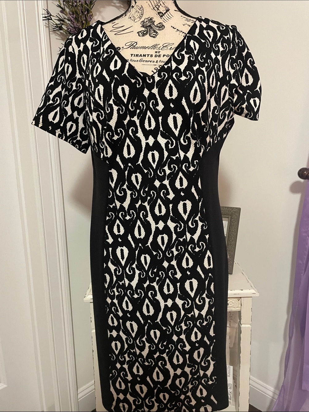 Black & White Patterned Short-Sleeve Sheath Dress